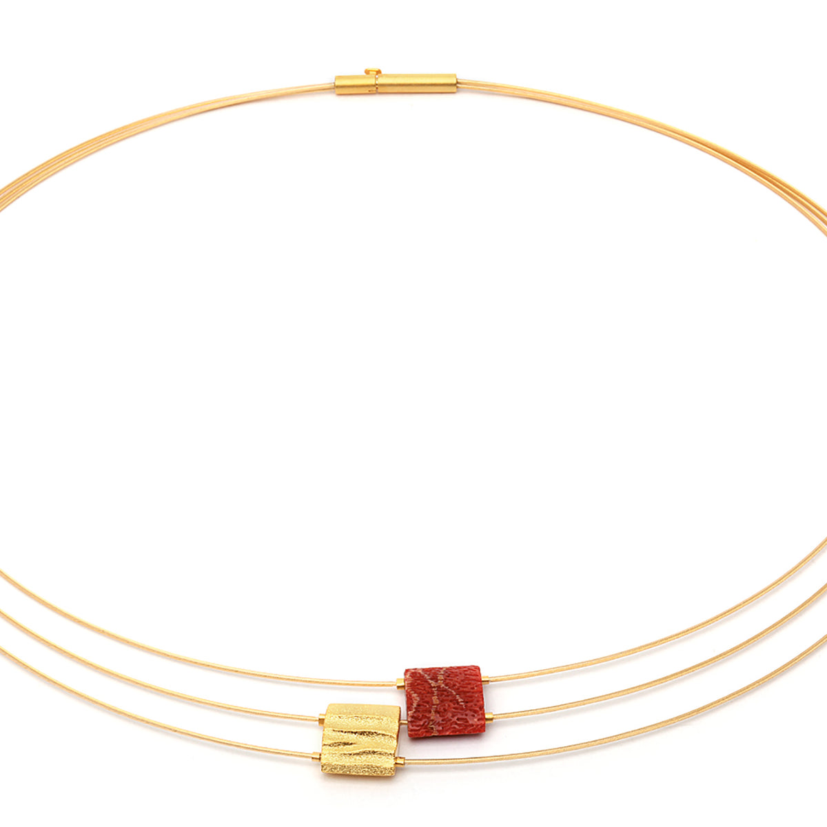 Collier Navidune von BERND WOLF aus 24-Karat-goldplattiertem Sterlingsilber mit Wurzelkoralle, Designlinie Specials.