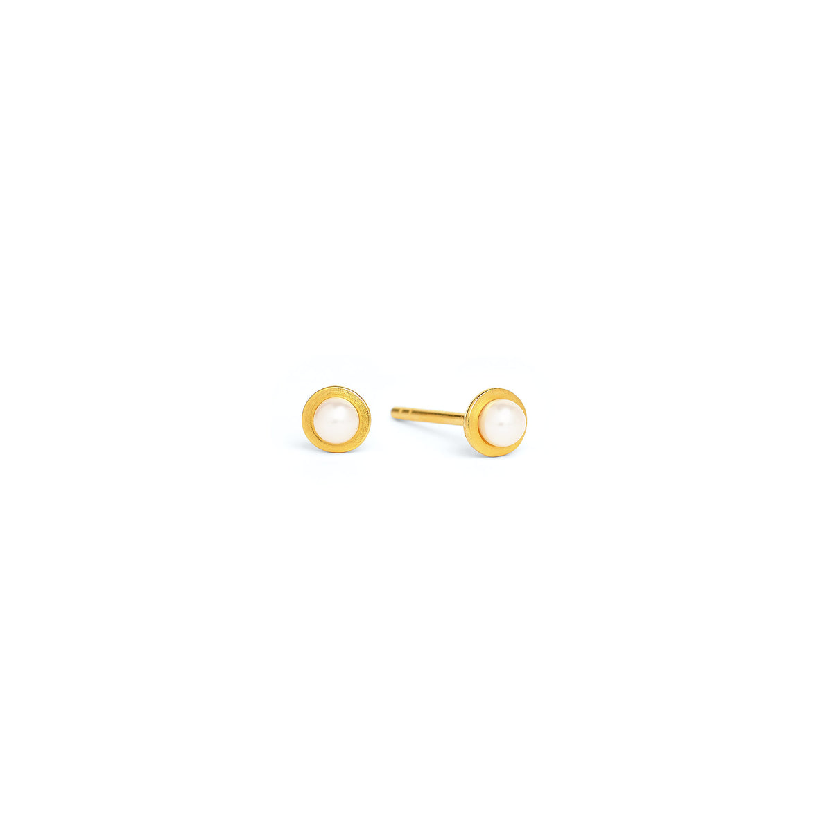Ohrstecker Banni von BERND WOLF aus 24-Karat-goldplattiertem Sterlingsilber mit Süßwasserperle, Designlinie Basics.