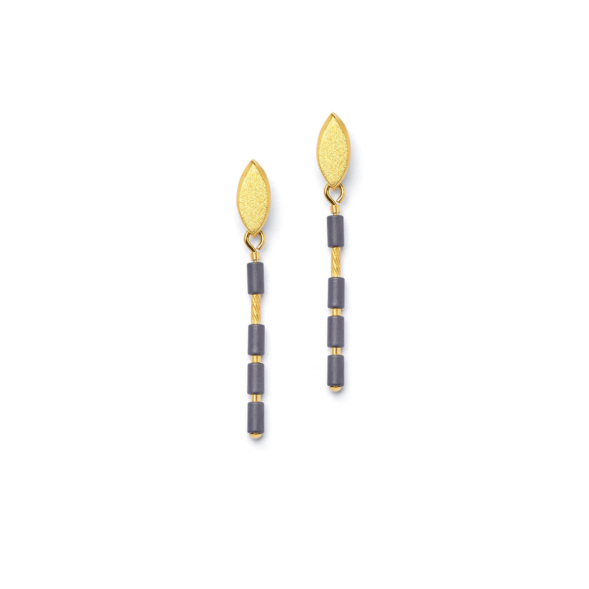 Ohrhänger Nivensy von BERND WOLF aus 24-Karat-goldplattiertem Sterlingsilber mit Hämatin matt, Designlinie Navette.