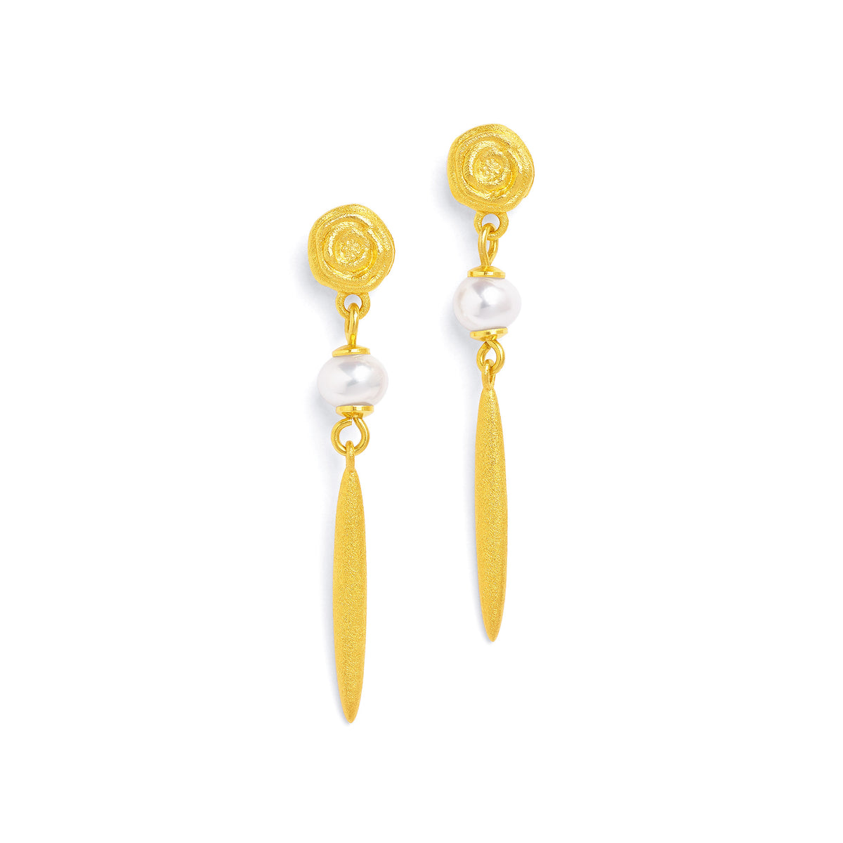Ohrhänger Rosenne von BERND WOLF aus 24-Karat-goldplattiertem Sterlingsilber mit Süßwasserperle, Designlinie Rose.