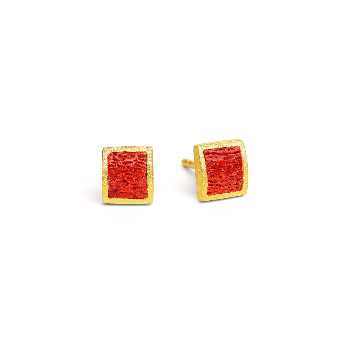Ohrstecker Colini von BERND WOLF aus 24-Karat-goldplattiertem Sterlingsilber mit Wurzelkoralle, Designlinie Navette.