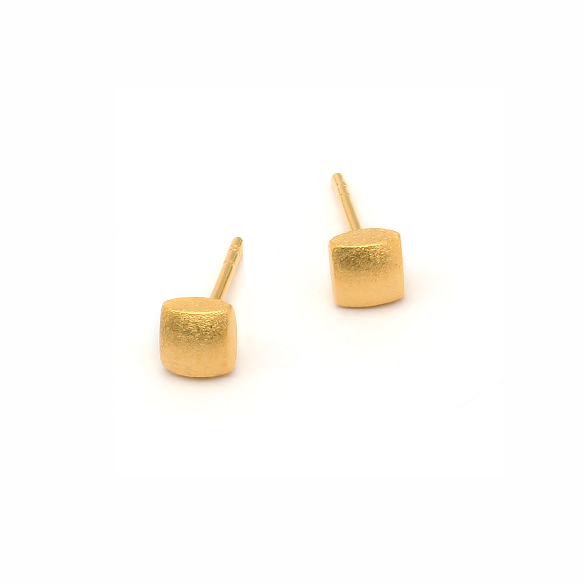 Ohrstecker Ocho von BERND WOLF aus 24-Karat-goldplattiertem Sterlingsilber, Designlinie Cubes.
