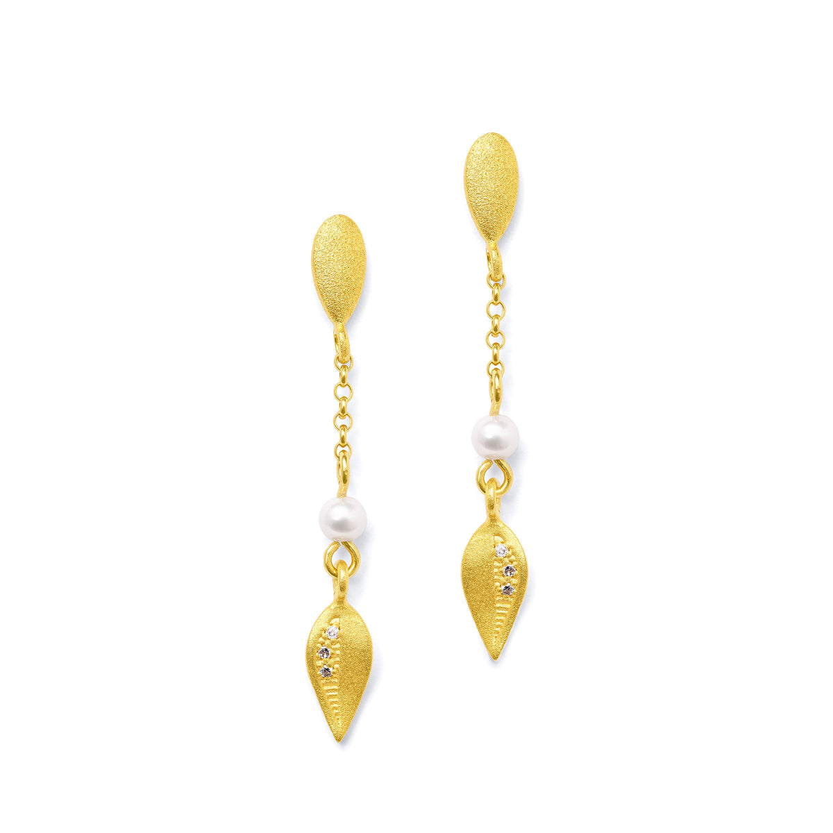 Ohrhänger Fedra von BERND WOLF aus 24-Karat-goldplattiertem Sterlingsilber mit Süßwasserperle, Designlinie Feather.