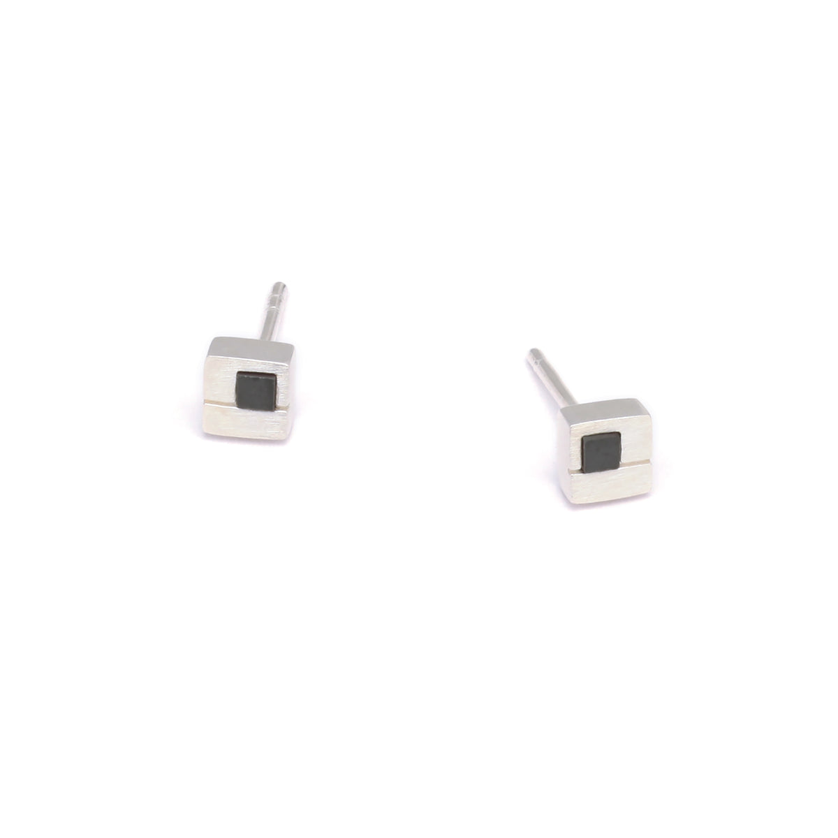 Ohrstecker Cubini von BERND WOLF aus 925er Sterlingsilber mit Hämatin matt, Designlinie Cubes.