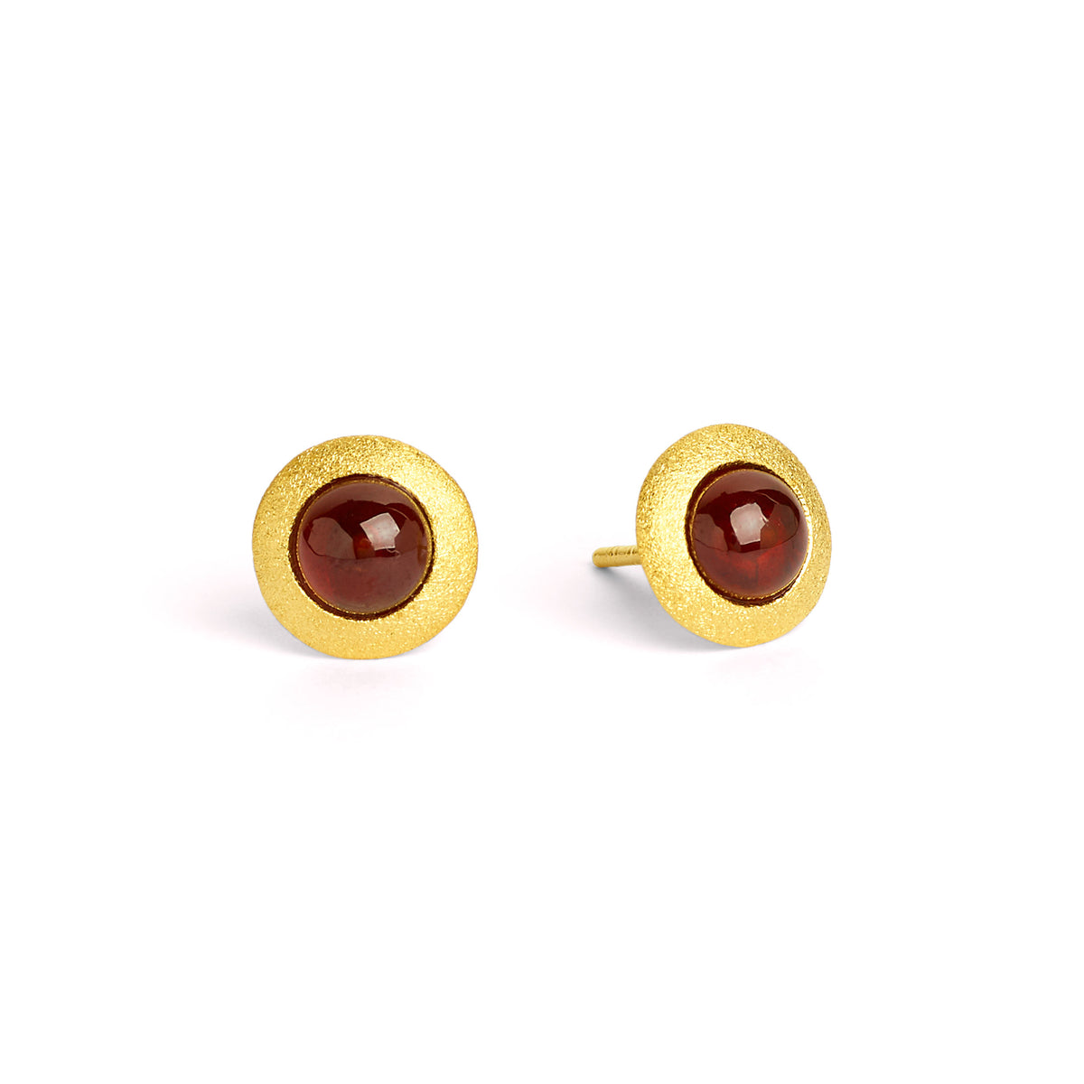 Ohrstecker Disca von BERND WOLF aus 24-Karat-goldplattiertem Sterlingsilber mit Granat, Designlinie Basics.
