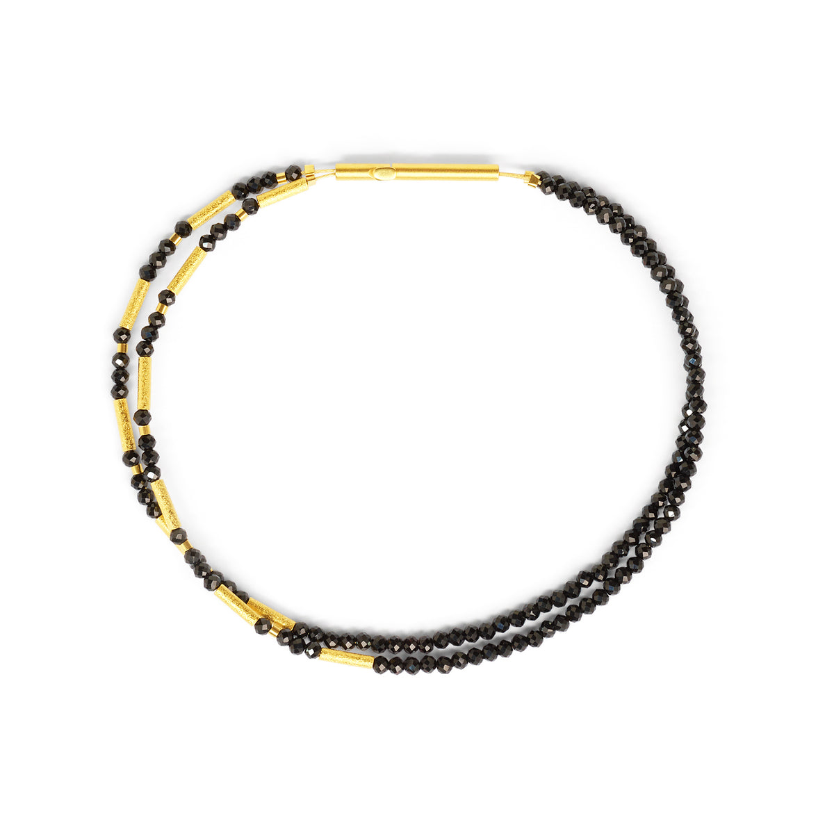 Armreif Clini von BERND WOLF aus 24-Karat-goldplattiertem Sterlingsilber mit Spinell, Designlinie Cleopatra.
