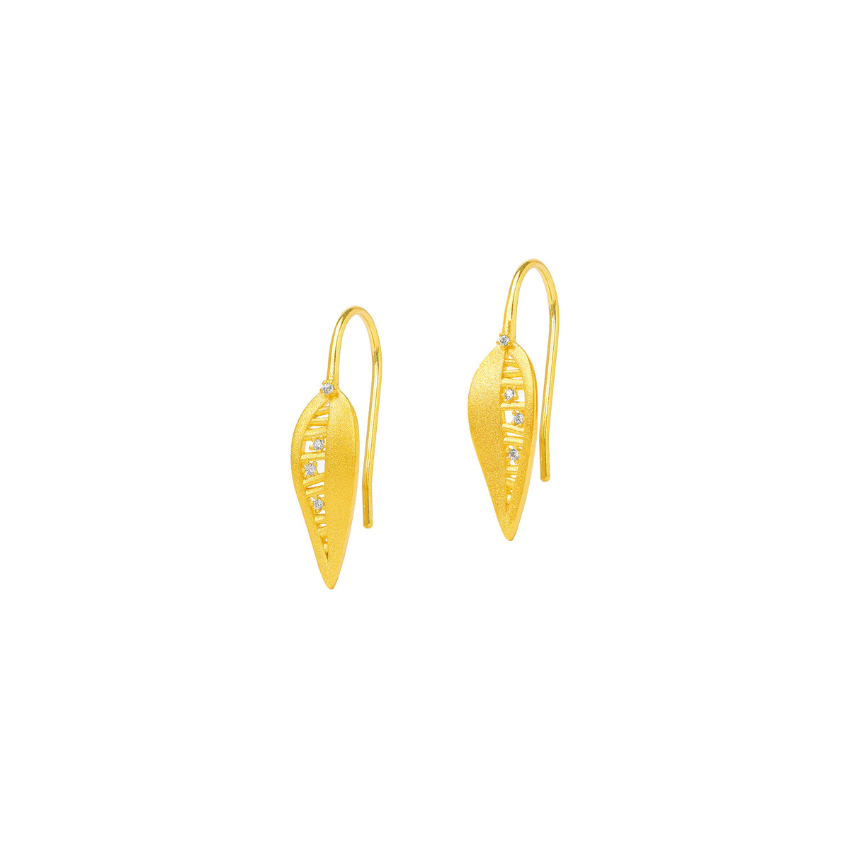 Creolen Flying von BERND WOLF aus 24-Karat-goldplattiertem Sterlingsilber mit Zirkonia, Designlinie Feather.