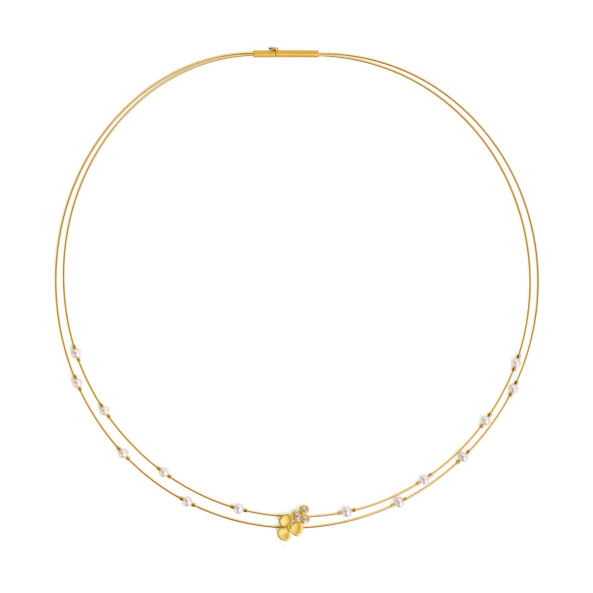 Collier Celia von BERND WOLF aus 24-Karat-goldplattiertem Sterlingsilber mit Süßwasserperle, Designlinie Flowertimes.