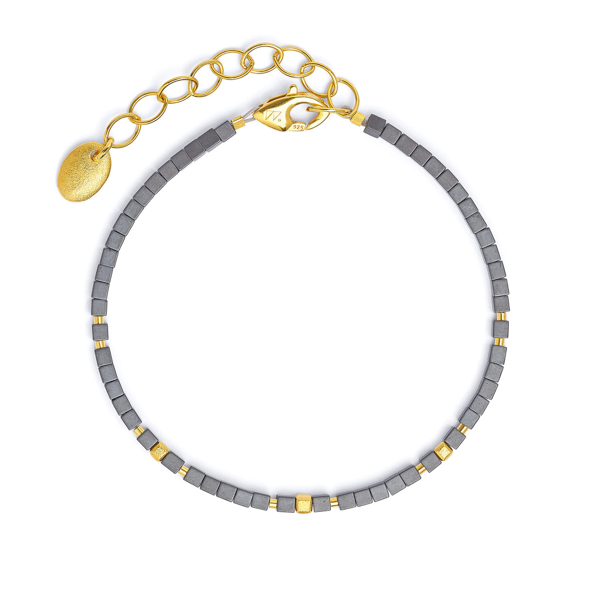Armkette Cusenias von BERND WOLF aus 24-Karat-goldplattiertem Sterlingsilber mit Hämatin matt, Designlinie Cubes.