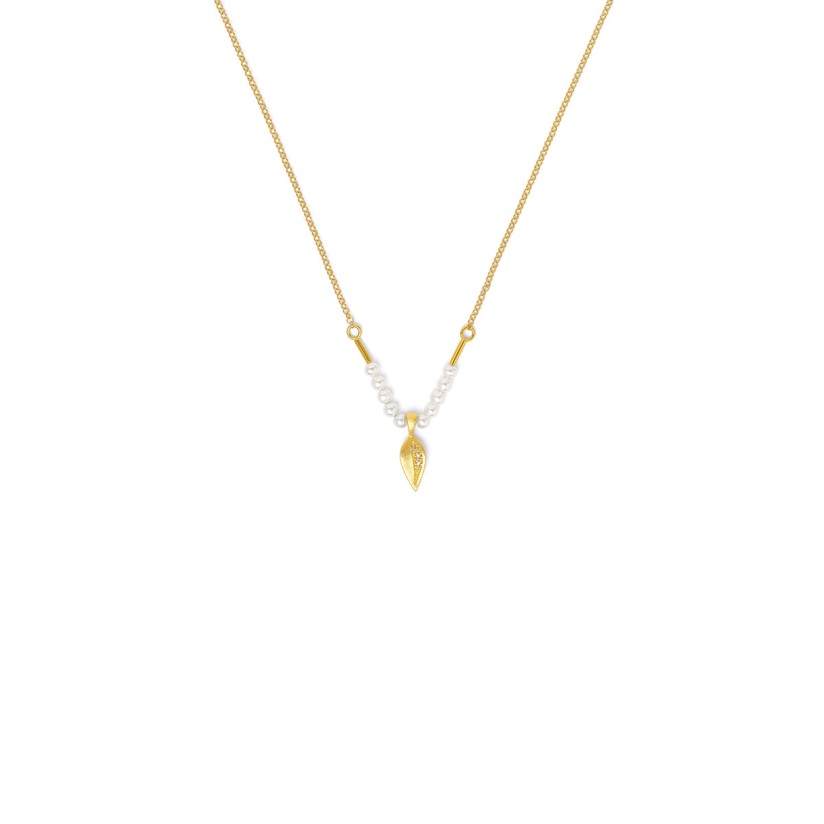 Kette mit Anhänger Libertinias von BERND WOLF aus 24-Karat-goldplattiertem Sterlingsilber mit Süßwasserperle, Designlinie Feather.