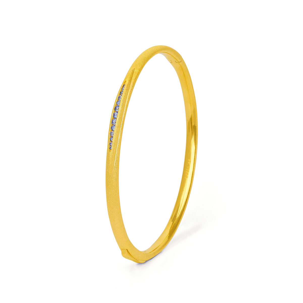 Armreif Veniza von BERND WOLF aus 24-Karat-goldplattiertem Sterlingsilber mit Saphir, Designlinie Navette.