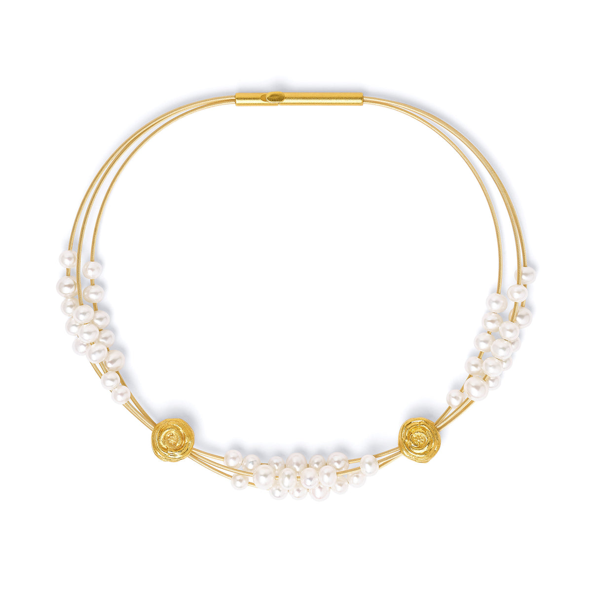 Armreif Rosalinde von BERND WOLF aus 24-Karat-goldplattiertem Sterlingsilber mit Süßwasserperle, Designlinie Rose.