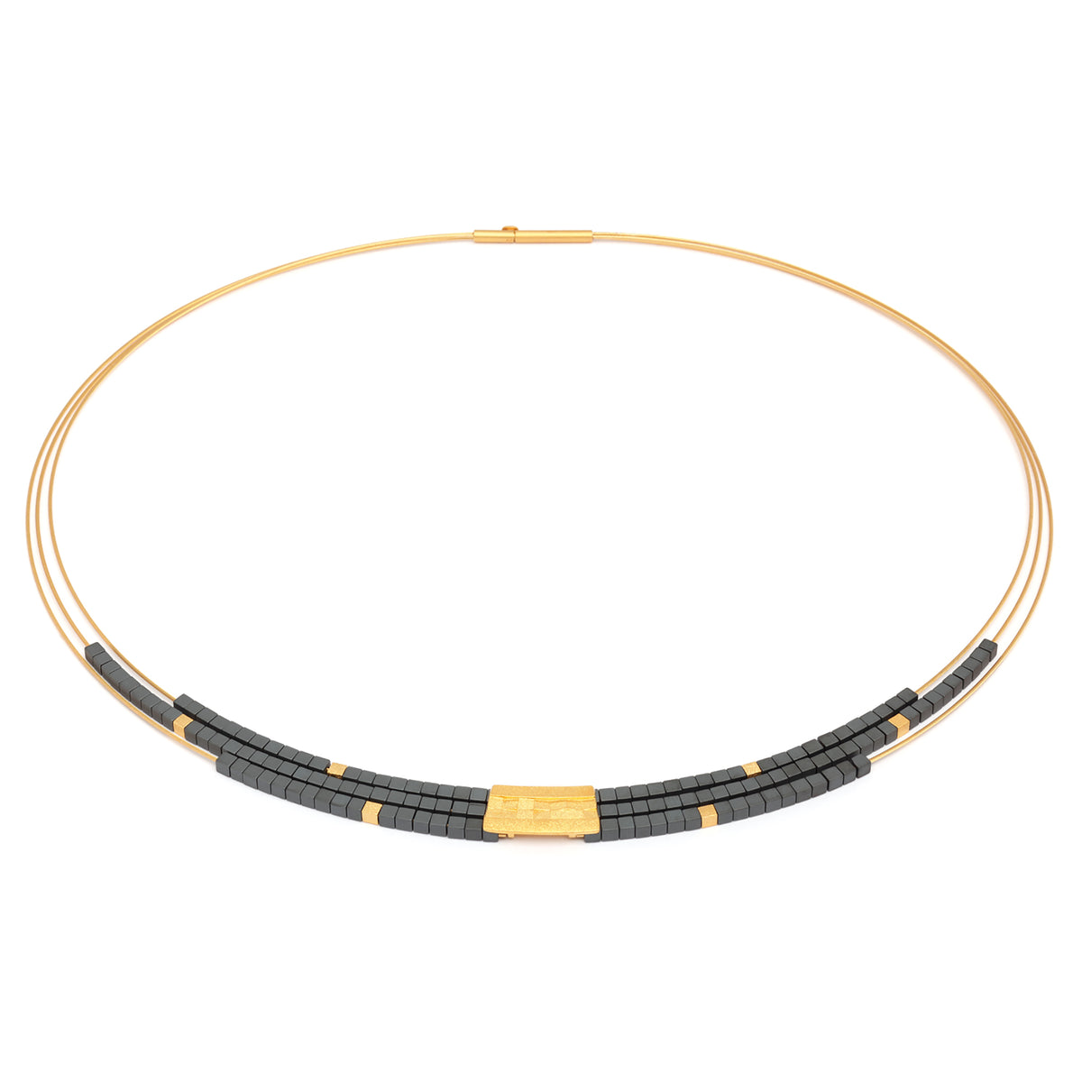 Collier Orfini von BERND WOLF aus 24-Karat-goldplattiertem Sterlingsilber mit Hämatin matt, Designlinie Mosaik.