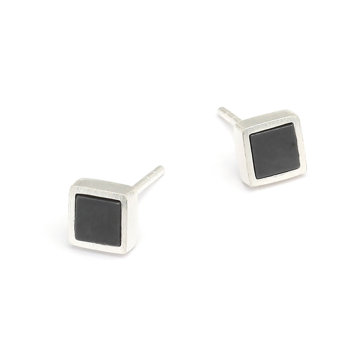 Ohrstecker Planis von BERND WOLF aus 925er Sterlingsilber mit Hämatin matt, Designlinie Cubes.
