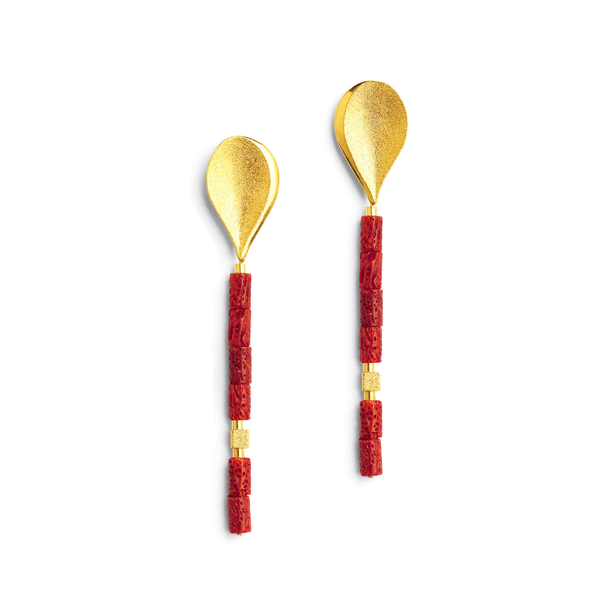 Ohrhänger Aquelli von BERND WOLF aus 24-Karat-goldplattiertem Sterlingsilber mit Wurzelkoralle, Designlinie Aqua.