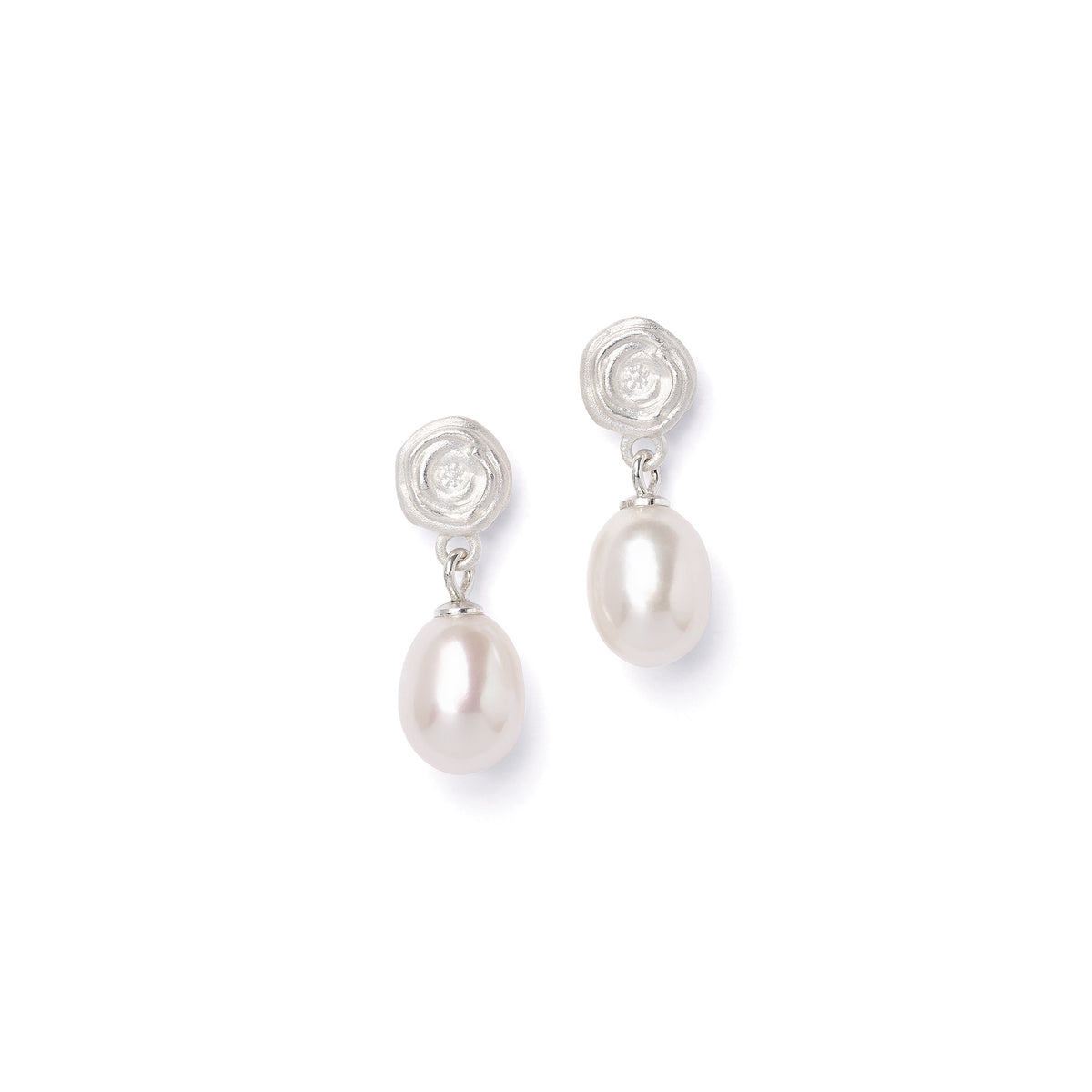 Ohrhänger Rosalina von BERND WOLF aus 925er Sterlingsilber mit Süßwasserperle, Designlinie Rose.