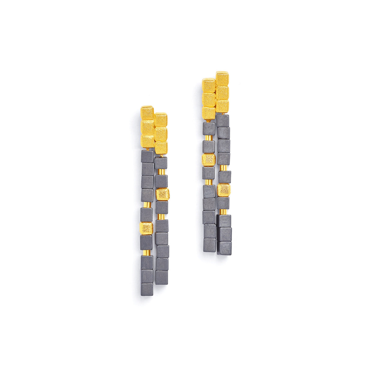 Ohrhänger Cusenias von BERND WOLF aus 24-Karat-goldplattiertem Sterlingsilber mit Hämatin matt, Designlinie Cubes.