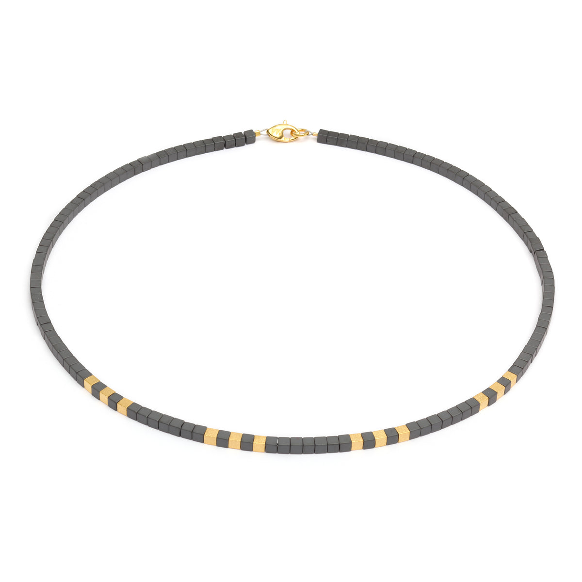 Halskette Cerzo von BERND WOLF aus 24-Karat-goldplattiertem Sterlingsilber mit Hämatin matt, Designlinie Cubes.