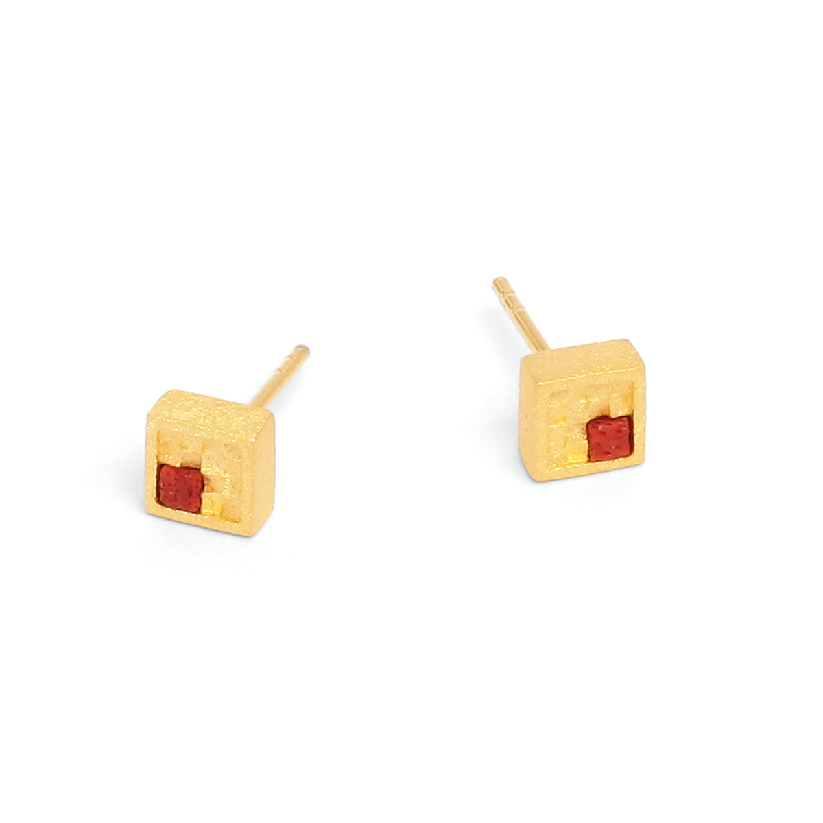 Ohrstecker Cubimos von BERND WOLF aus 24-Karat-goldplattiertem Sterlingsilber mit Wurzelkoralle, Designlinie Mosaik.
