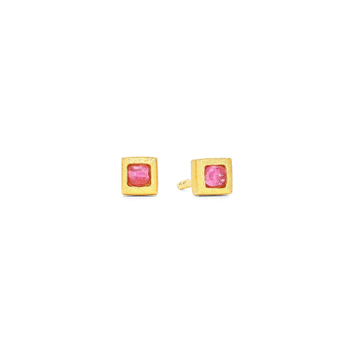 Ohrstecker Cusi von BERND WOLF aus 24-Karat-goldplattiertem Sterlingsilber mit Turmalin pink, Designlinie Cubes.