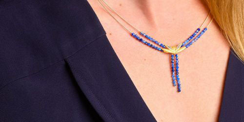 Y-Collier von BERND WOLF mit blauen Edelsteinen und goldenen Elementen