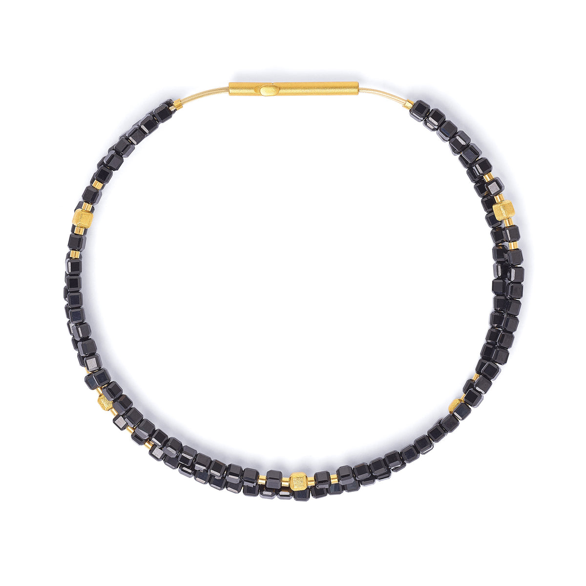 Armreif Cusenia von BERND WOLF aus 24-Karat-goldplattiertem Sterlingsilber mit Spinell, Designlinie Cubes.