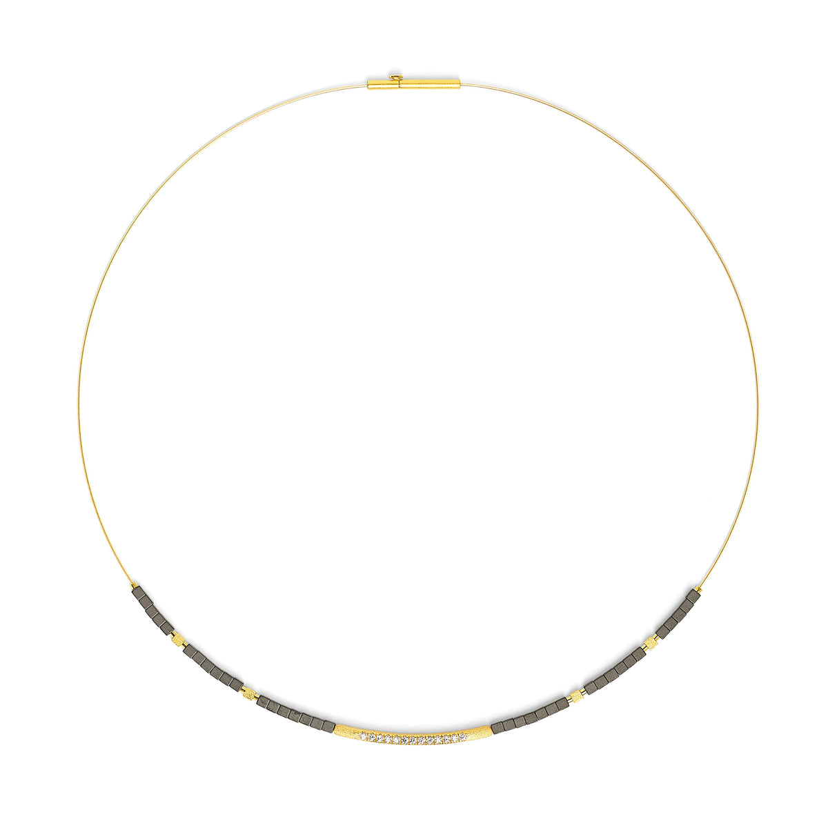 Collier Senbo von BERND WOLF aus 24-Karat-goldplattiertem Sterlingsilber mit Hämatin matt, Designlinie Sentro.