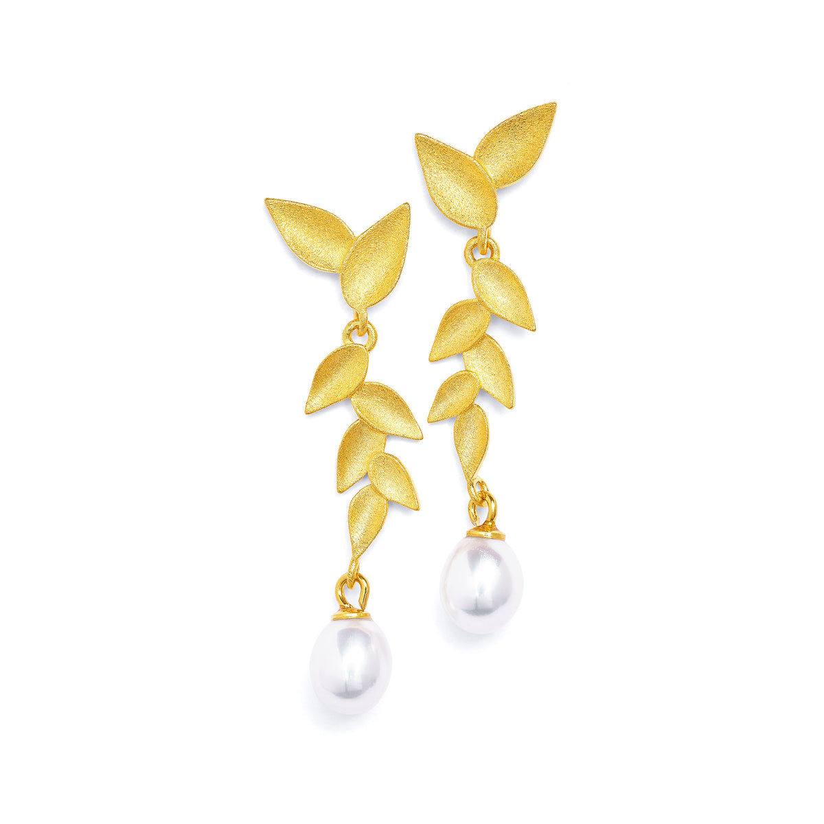 Ohrhänger Yolenni von BERND WOLF aus 24-Karat-goldplattiertem Sterlingsilber mit Süßwasserperle, Designlinie Leaves.