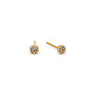Ohrstecker Gias von BERND WOLF aus 24-Karat-goldplattiertem Sterlingsilber mit Saphir, Designlinie Basics.