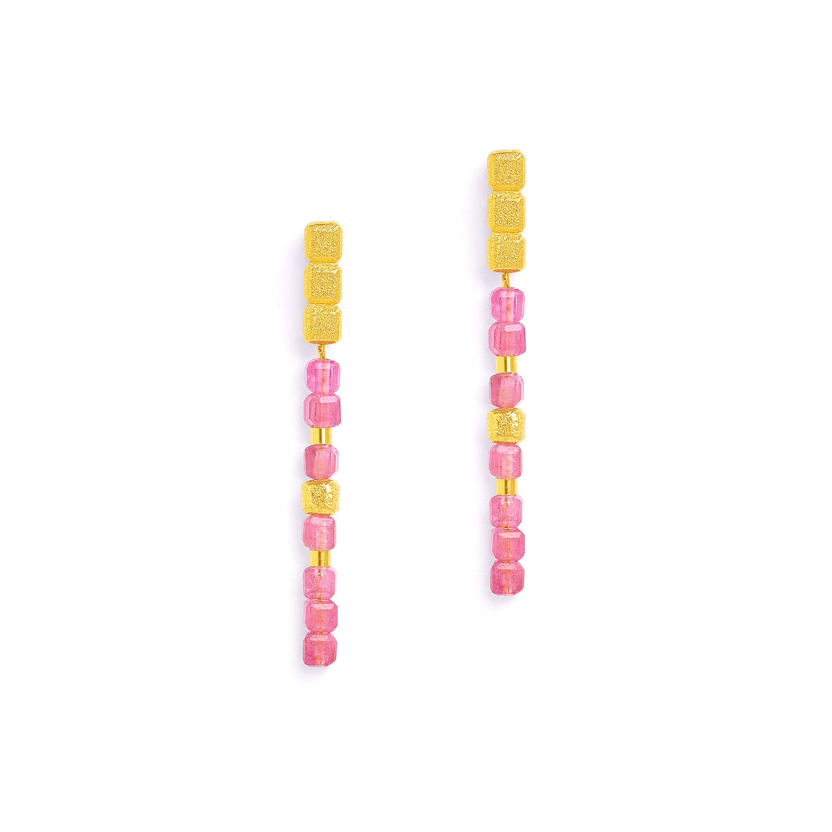 Ohrhänger Cuseni von BERND WOLF aus 24-Karat-goldplattiertem Sterlingsilber mit Turmalin pink, Designlinie Cubes.