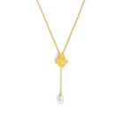 Kette mit Anhänger Roseca von BERND WOLF aus 24-Karat-goldplattiertem Sterlingsilber mit Süßwasserperle, Designlinie Rose.