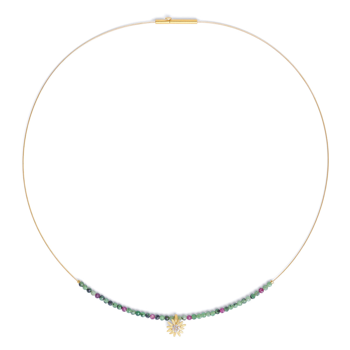 Collier Almiri von BERND WOLF aus 24-Karat-goldplattiertem Sterlingsilber mit Rubin-Zoisit, Designlinie Bergwelt.