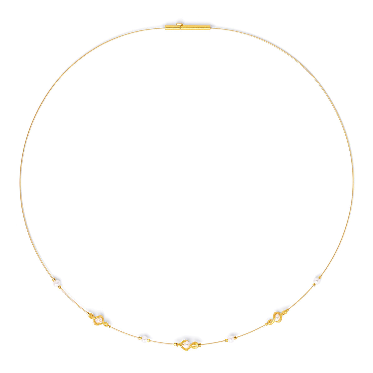 Collier Spirini von BERND WOLF aus 24-Karat-goldplattiertem Sterlingsilber mit Süßwasserperle, Designlinie Twisted.