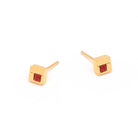 Ohrstecker Cubini von BERND WOLF aus 24-Karat-goldplattiertem Sterlingsilber mit Wurzelkoralle, Designlinie Cubes.