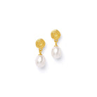 Ohrhänger Rosalina von BERND WOLF aus 24-Karat-goldplattiertem Sterlingsilber mit Süßwasserperle, Designlinie Rose.