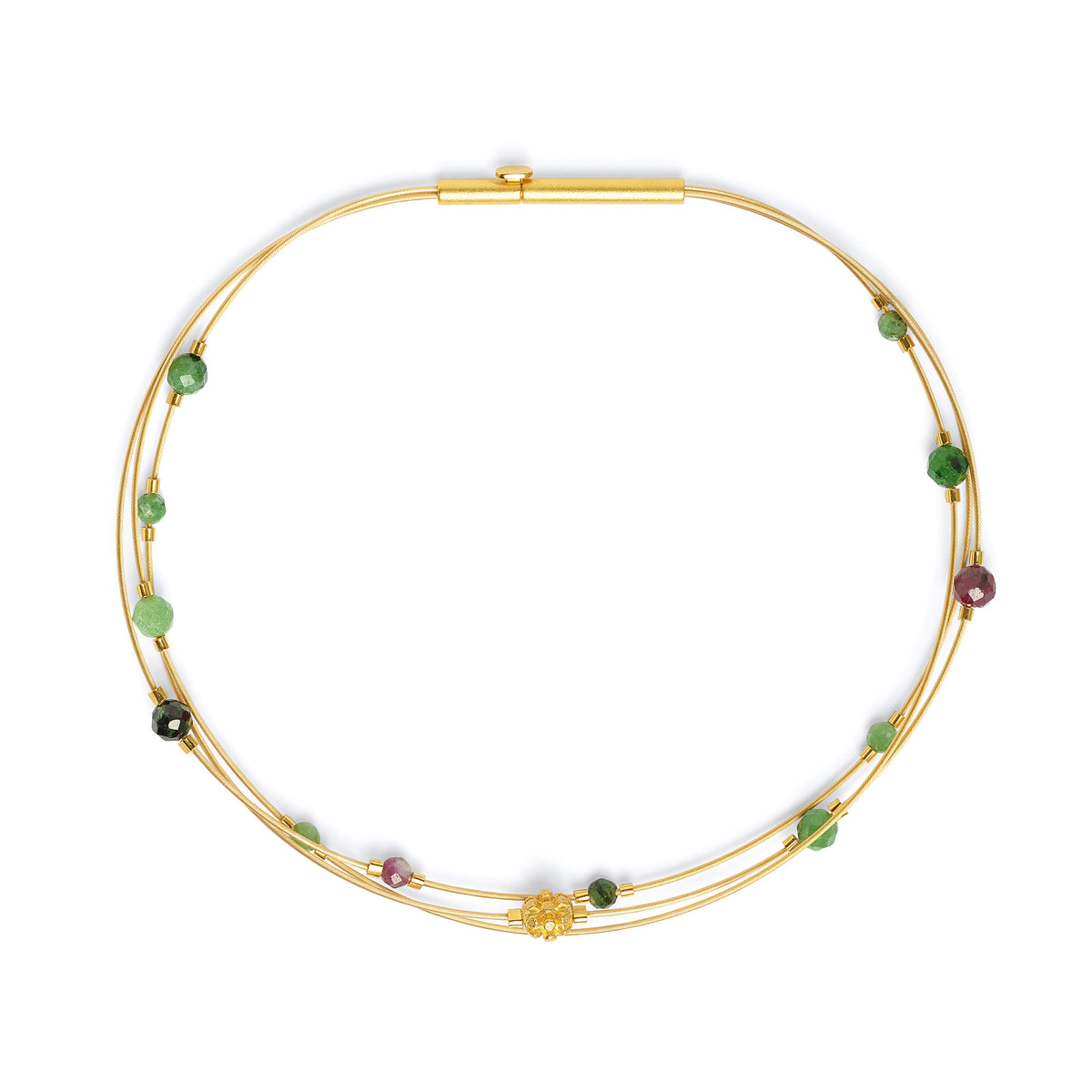 Armreif LaCiali von BERND WOLF aus 24-Karat-goldplattiertem Sterlingsilber mit Rubin-Zoisit, Designlinie Facette.