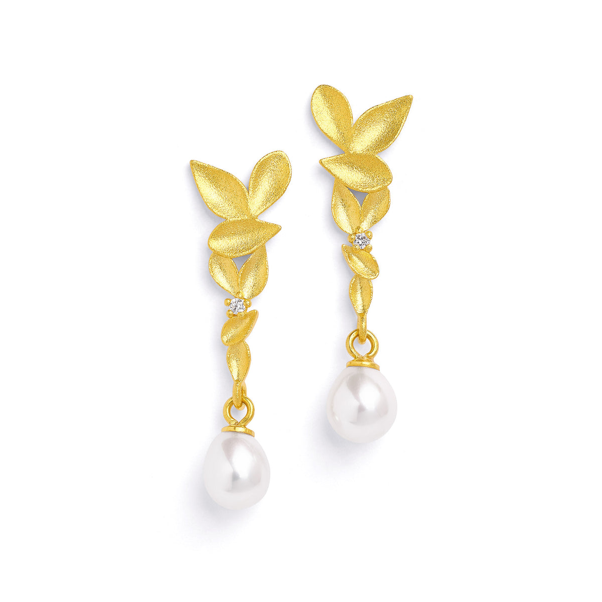 Ohrhänger Yolani von BERND WOLF aus 24-Karat-goldplattiertem Sterlingsilber mit Süßwasserperle, Designlinie Leaves.
