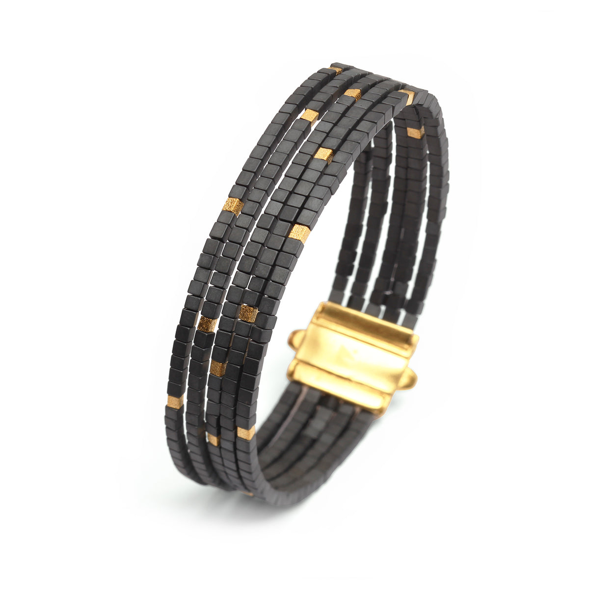 Armreif Orfi von BERND WOLF aus 24-Karat-goldplattiertem Sterlingsilber mit Hämatin matt, Designlinie Cubes.