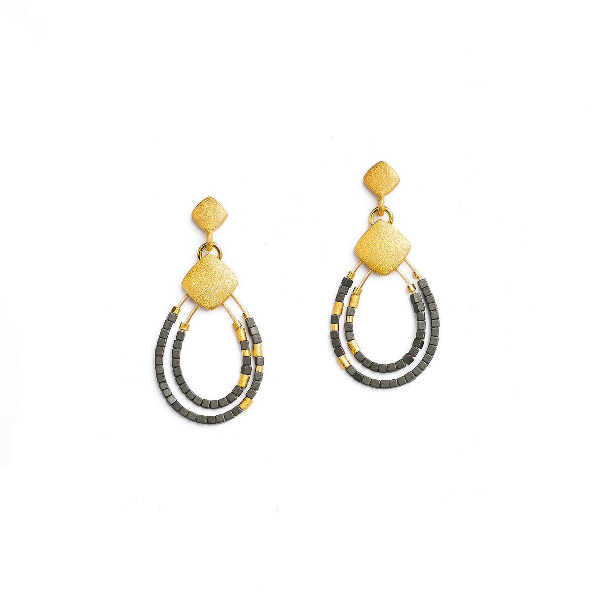 Ohrhänger Climini von BERND WOLF aus 24-Karat-goldplattiertem Sterlingsilber mit Hämatin matt, Designlinie Cleopatra.
