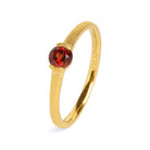 Ring Brinnis von BERND WOLF aus 24-Karat-goldplattiertem Sterlingsilber mit Granat, Designlinie Brilliana.