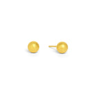 Ohrstecker Kugel von BERND WOLF aus 24-Karat-goldplattiertem Sterlingsilber, Designlinie Basics.