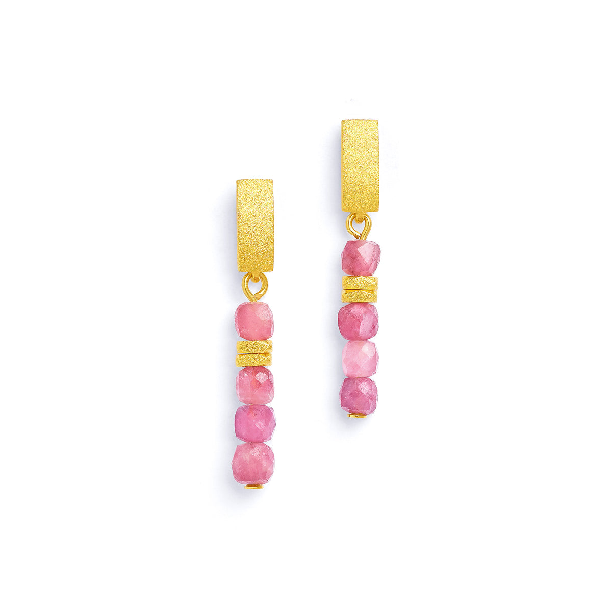 Ohrhänger Fabella von BERND WOLF aus 24-Karat-goldplattiertem Sterlingsilber mit Turmalin pink, Designlinie Cubes.