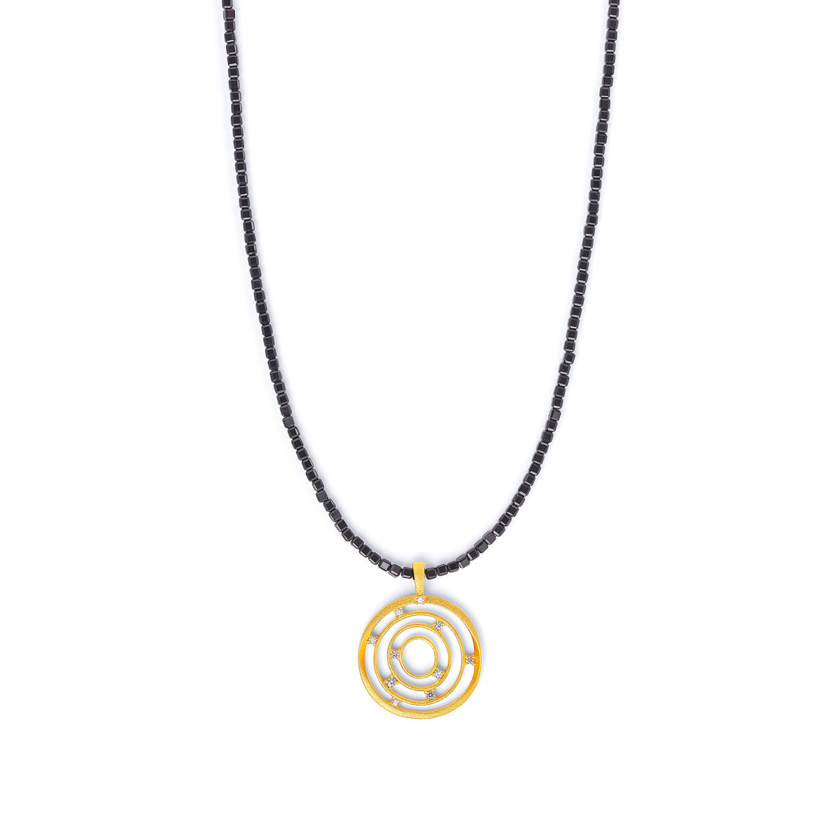 Kette mit Anhänger Selesto von BERND WOLF aus 24-Karat-goldplattiertem Sterlingsilber mit Spinell, Designlinie Swing.