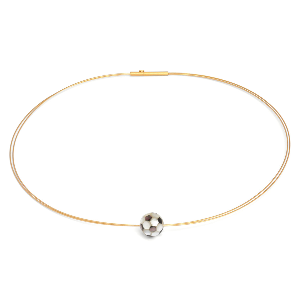 Collier Fußball von BERND WOLF aus 24-Karat-goldplattiertem Sterlingsilber mit schwarzer Perlmutt, Designlinie Orbit.