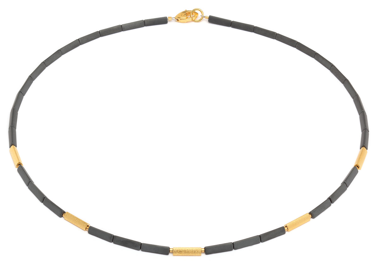 Halskette Debora von BERND WOLF aus 24-Karat-goldplattiertem Sterlingsilber mit Hämatin matt, Designlinie Basics.