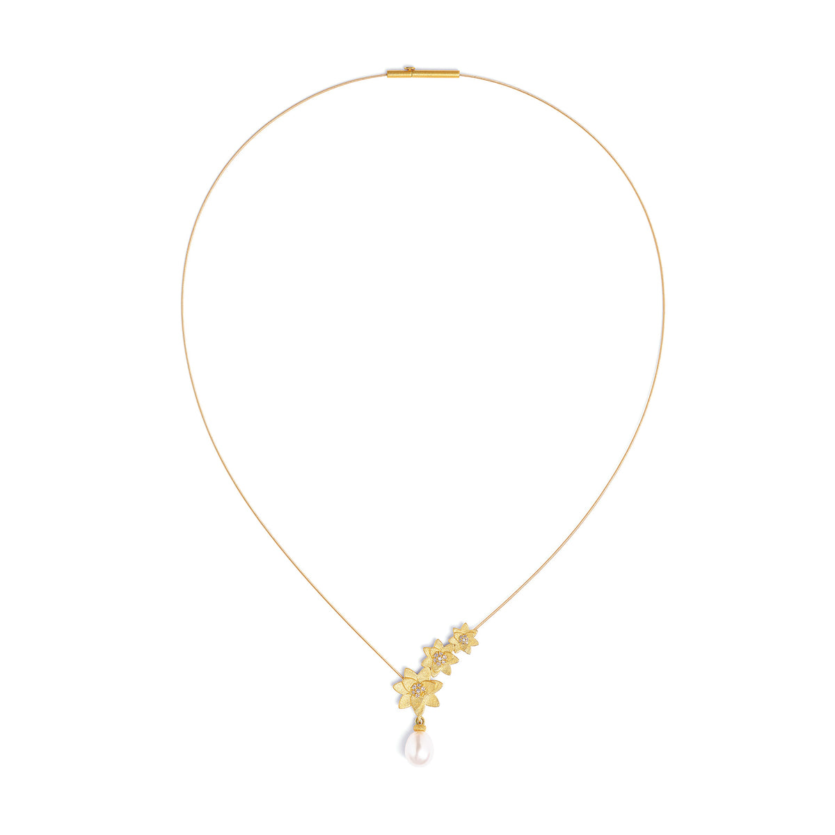 Collier Yortanis von BERND WOLF aus 24-Karat-goldplattiertem Sterlingsilber mit Süßwasserperle, Designlinie Hortensia.