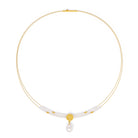 Collier Rosalena von BERND WOLF aus 24-Karat-goldplattiertem Sterlingsilber mit Süßwasserperle, Designlinie Rose.