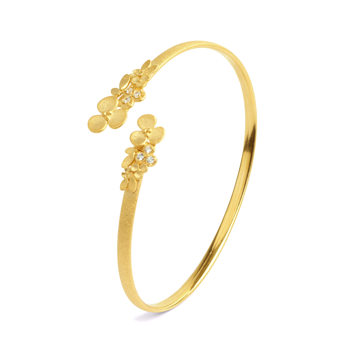 Armreif Melia von BERND WOLF aus 24-Karat-goldplattiertem Sterlingsilber mit Zirkonia, Designlinie Flowertimes.