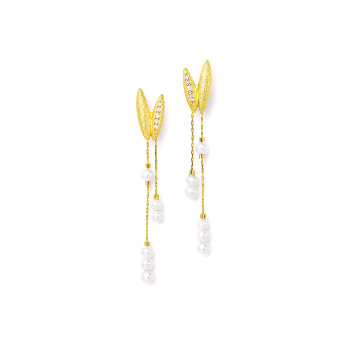 Ohrhänger Venali von BERND WOLF aus 24-Karat-goldplattiertem Sterlingsilber mit Süßwasserperle, Designlinie Navette.