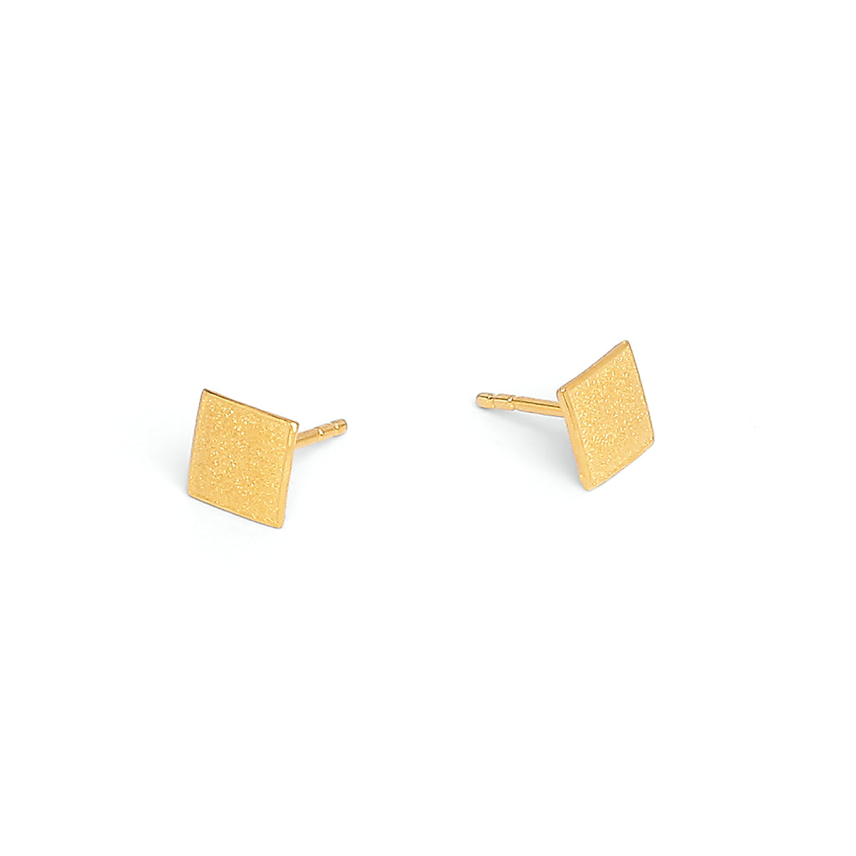 Ohrstecker Quanti von BERND WOLF aus 24-Karat-goldplattiertem Sterlingsilber, Designlinie Cubes.